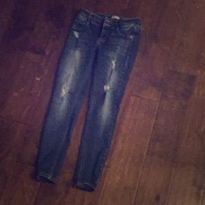 . ° ripped jean leggings.